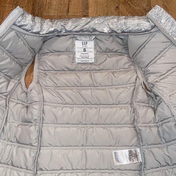 GAP Kids Gray Puffer Vest Size Small - Picture 5 of 7